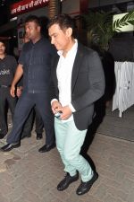 Aamir Khan snapped in Bandra, Mumbai on 13th Dec 2012 (8).JPG